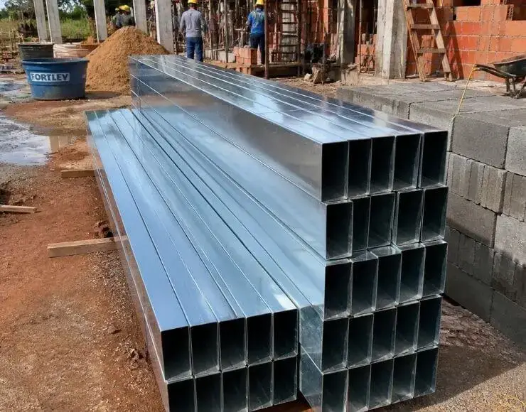 Referência visual de calhas industriais sob medida para obra comercial de grande porte