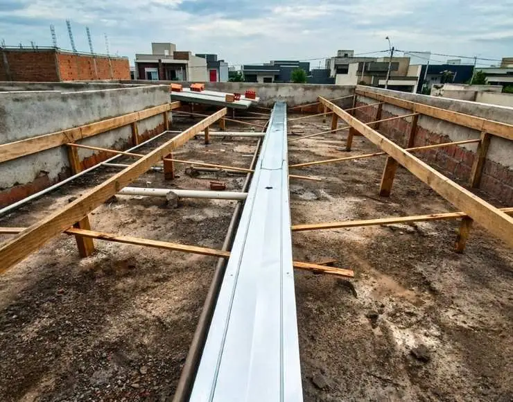 Referência visual de calhas metálicas em chapa 24 ao longo de cobertura industrial