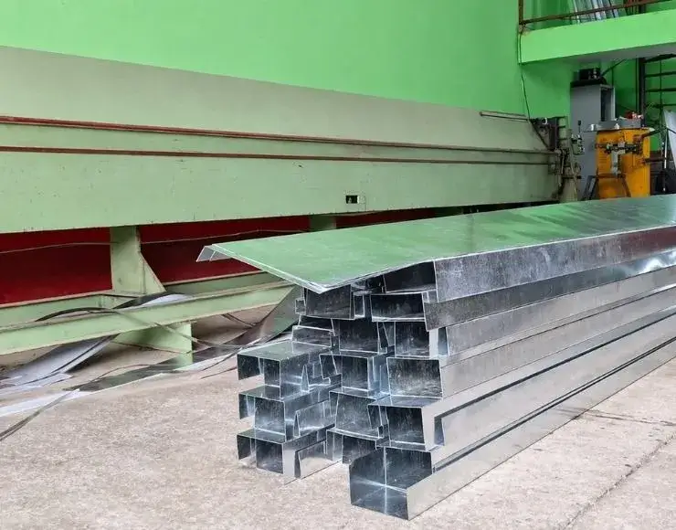 Condutores metálicos e peças sob medida fabricadas para obras industriais e comerciais