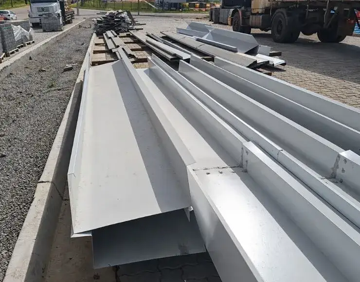 Referência visual de condutor industrial para descida de água pluvial em galpão
