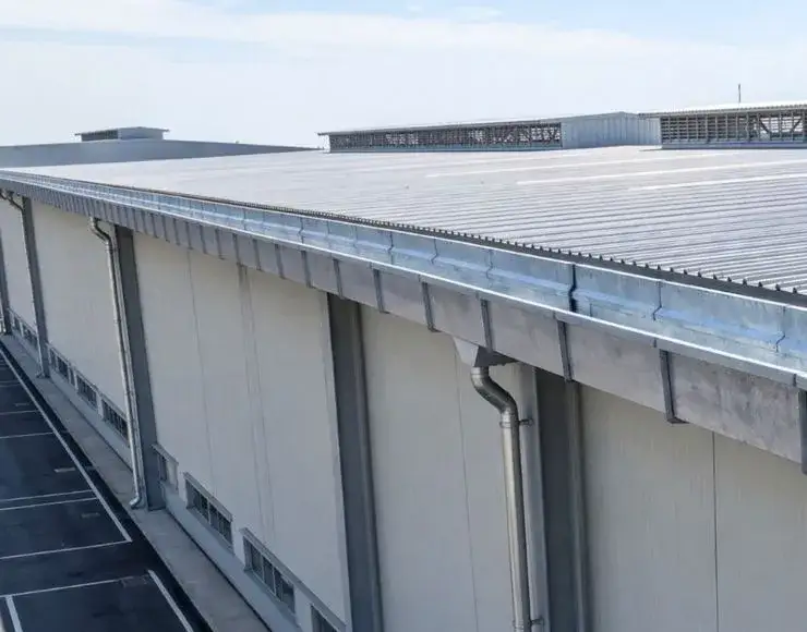 Referência visual de condutores metálicos em lateral de barracão industrial