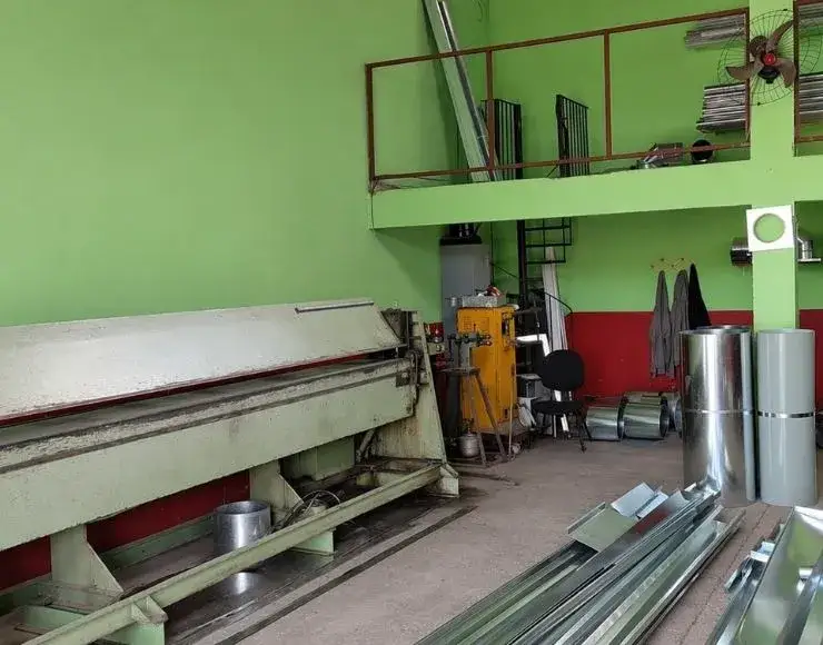 Equipamentos de fabricação usados na produção de calhas e rufos sob medida