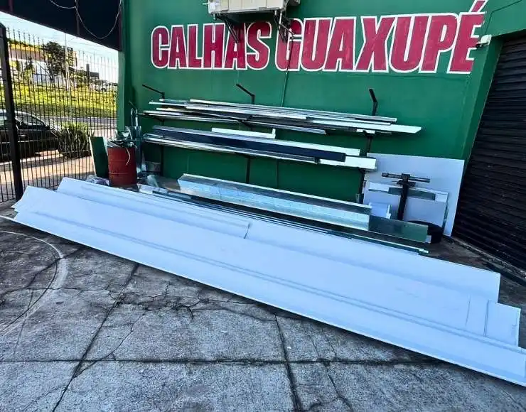 Produção de calhas industriais e peças metálicas na Fábrica de Calhas Guaxupé